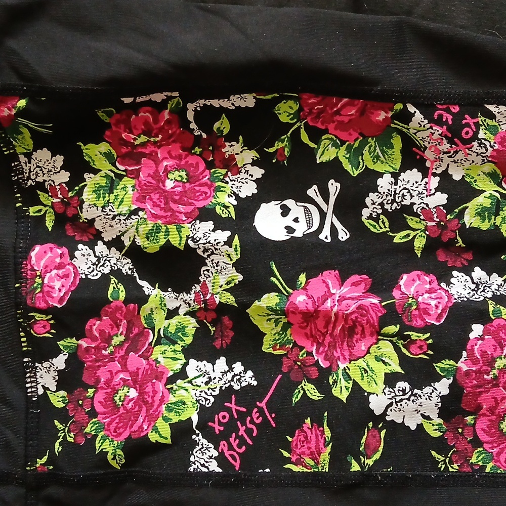 Betsey Johnson Capri Leggings